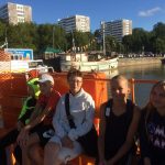 Sepänkadun koulurakennuksen oppilaat matkustavat Fölillä joen yli vierailemaan Topeliuksen koulun kummioppilaiden luona.