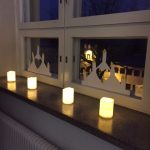 Kynttilät palavat ikkunalla itsenäisyyspäivän juhlassa.