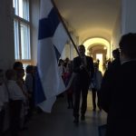 Suomen lippu saapuu itsenäisyyspäivän juhlaan.