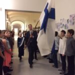 Suomen lippu saapuu juhlaan.