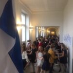 Oppilaat tanssivat Kehruuvalssia.
