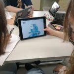 Oppilaat ratkovat mysteeripeliä iPadillä.