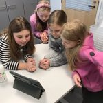 Oppilaat tutkivat iPadia ja tekevät Kielikarnevaali-tehtäviä