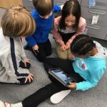 Musiikkiluokan 3e oppilaat tekevät Kielikarnevaali-tehtäviä iPadillä