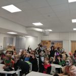 Oppilaat ovat pukeutuneet naamiaisasuihin