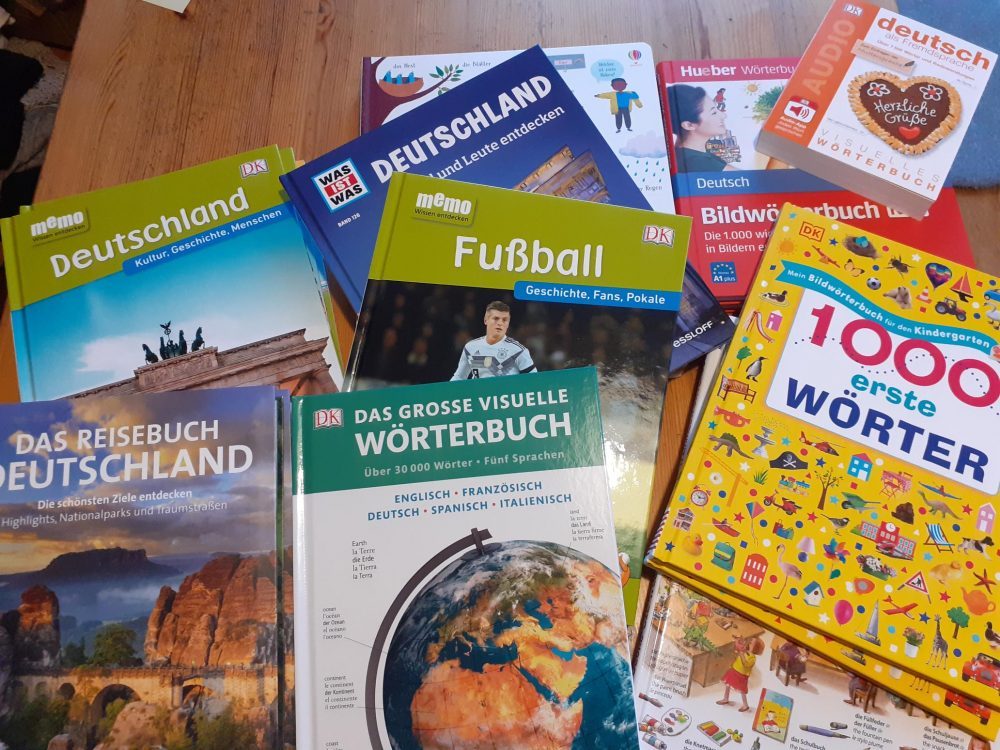 Saksankielisiä kirjoja pöydällä