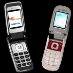 Kaksi Nokian simpukkamallista puhelinta avattuna.