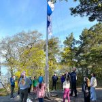 Oppilaskunnan ministerit nostamassa Suomen lippua kevätretkellä