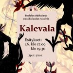 Beigellä luonnon lehtiä himmeästi kuvaavalla taustalla Kalevala- musikaalin ohjelmatiedot. Reunoilla mustat osittain näkyvät hahmot kuvaavat Louhea ja Lemminkäistä.