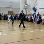 Suomen lippu saapuu itsenäisyyspäivän juhlaan.