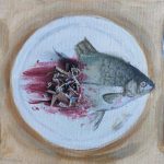 Maalaus, jossa lautasellamon kala ja puolet kalan loppuå''st' on kolmiulotteista roskaa, muovinpaloja ja muuta krääsää.