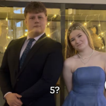 Nuori mies ja nainen juhlapuvuissaan, tummassa puvussa ja siniharmaassa olkaimettomassa juhlamekossa.
