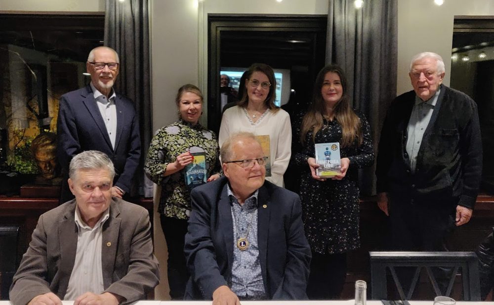 Lions Club Turku/Aninkainen -Linna ry. kirjalahjoituksen Puolalan koululle.