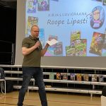 Kirjailija Roope Lipasti aloittamassa kirjailijavierailua.