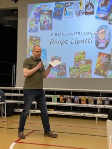 Kirjailija Roope Lipasti aloittamassa kirjailijavierailua.