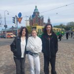 Kolme yhdeksäsluokkalaista seisoo Helsingin kadulla ja kauempana heidän takanaan on kirkko.