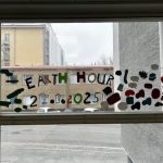 Ikkunassa on oppilaiden tekemä Earth Hour -teos