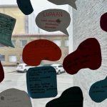 Oppilaiden tekemiä ilmastolupauksia ikkunassa.