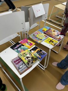 Tuoleille on aseteltu kirja-ja pelikirpputorilla myytäviä kirjoja