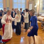 Opettajatkin osallistuivat tanssiaisiin.