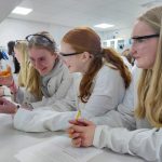LUMA-keskuksen laboratoriossa oppilaita työpöytien ääressä.