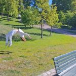 Oppilas heittää takaperin volttia nurmikolla.