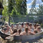 Oppilaita istumassa ympyrän muotoisessa paljussa.