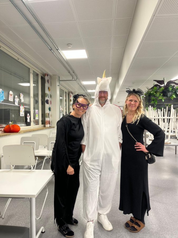 Kuvassa kolme opettajaa pukeutuneina Halloween-asuihin