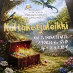 Konsertin esite, jossa aarrearkku avoimena kultakolikoineen. Arkku sijaitse puun alla jokiuoman penkereellä.
