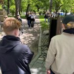 Oppilaita puistossa jossa on Ajan virta vesitaideteos.