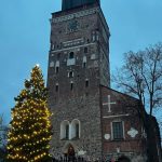 Turun tuomiokirkko edestä kuvattuna. Vasemmalla iso joulukuusi. Edustalla ja kirkon portaissa runsaasti oppilaita.