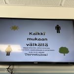 Koulun näyttötaulu, jossa on mainos Kaikki mukaan välkällä -kampanjasta