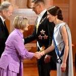Pariskunta kättelee presidenttiparia.