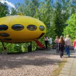 Opilaita menossa keltaiseen ufoon.