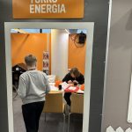 Yrityskylässä Turku Energian työpiste: oppilaita työskentelemässä