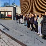 7A.n oppilaita seisoo Aurumin edessä ja nojaa seinään.