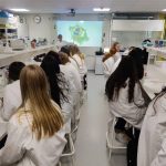 LUMA-keskuksen laboratoriossa oppilaita työpöytien ääressä.