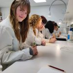 LUMA-keskuksen laboratoriossa oppilaita työpöytien ääressä.