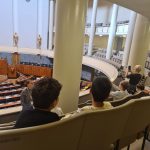 Oppilaita eduskuntasalin lehterillä