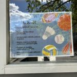 Pihavälinemökin ikkunassa uudet mökin käyttösäännöt.
