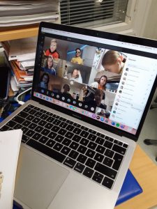 Lärare jobbar med distansundervisning