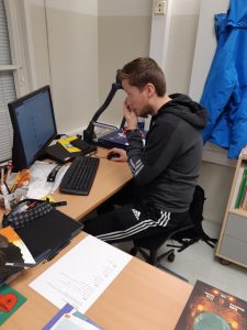 Lärare jobbar med distansundervisning