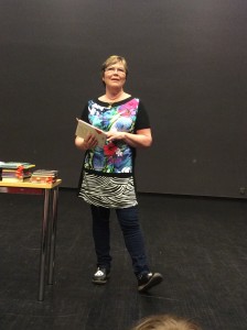 Tuula Kallioniemi kertoi kirjailijan työstä. 