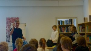 Myös oppilaat pääsivät osallistumaan, kun Kalle järjesti kirjallisuusvisan..