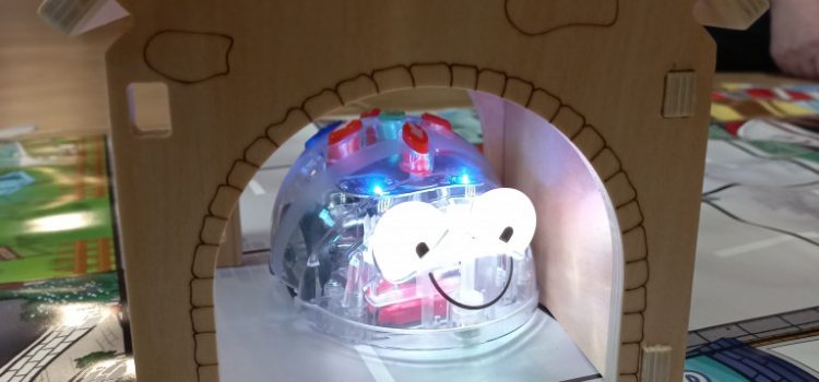 Bee-bot oppimisrobotti tulossa tallista ulos.