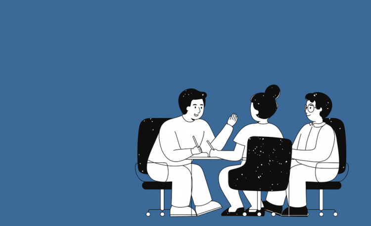 aikuiset istuvat pöydän ääressä